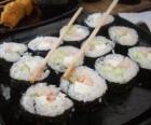 Ιαπωνικά τροφίμων με chopsticks, είναι γνωστή ως maki επειδή είναι σούσι έλασης με φύκια
